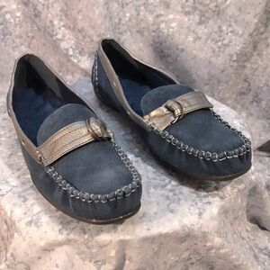 Women’s Navy Blue Suede Loafers Size 8 medium Brand New Clean Condition